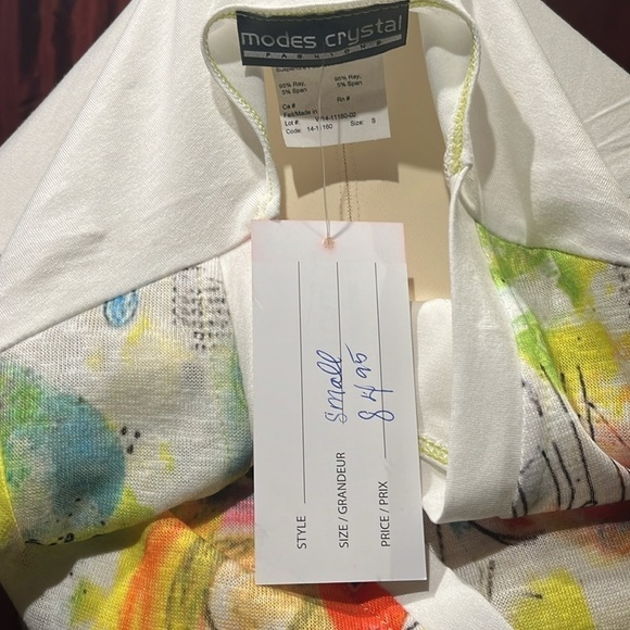 Trendy vneck blouse in vibrant colors - Picture 7 of 9